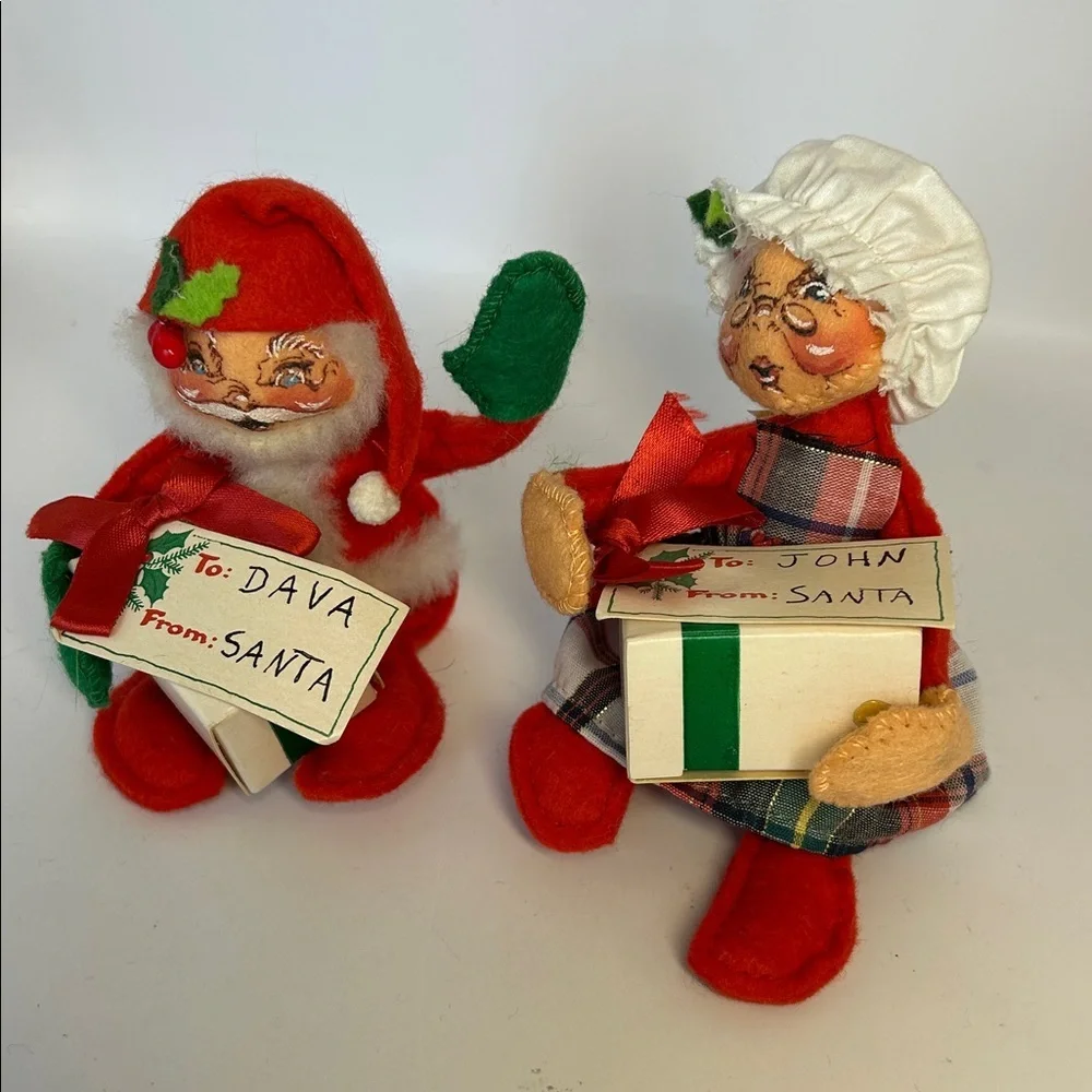 Annalee Santa and Mrs. Claus with presents