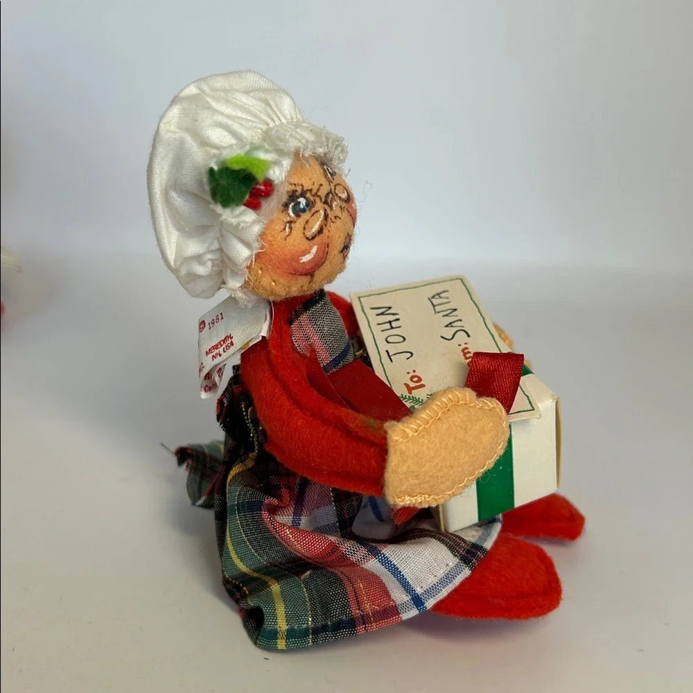 Annalee Santa and Mrs. Claus with presents