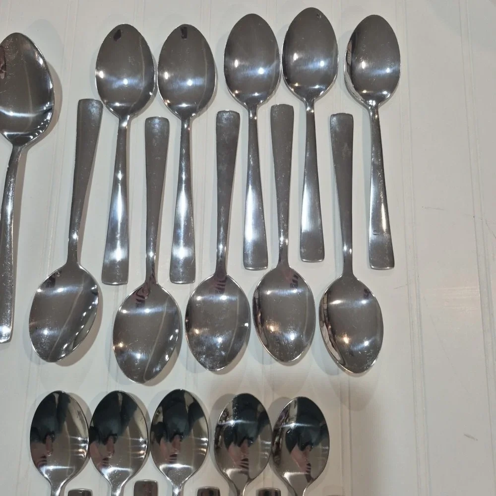Oneida AVERY Stainless Glossy Silverware 40 pieces.