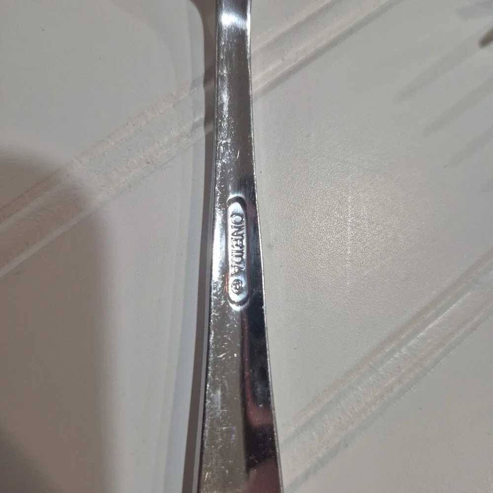 Oneida AVERY Stainless Glossy Silverware 40 pieces.