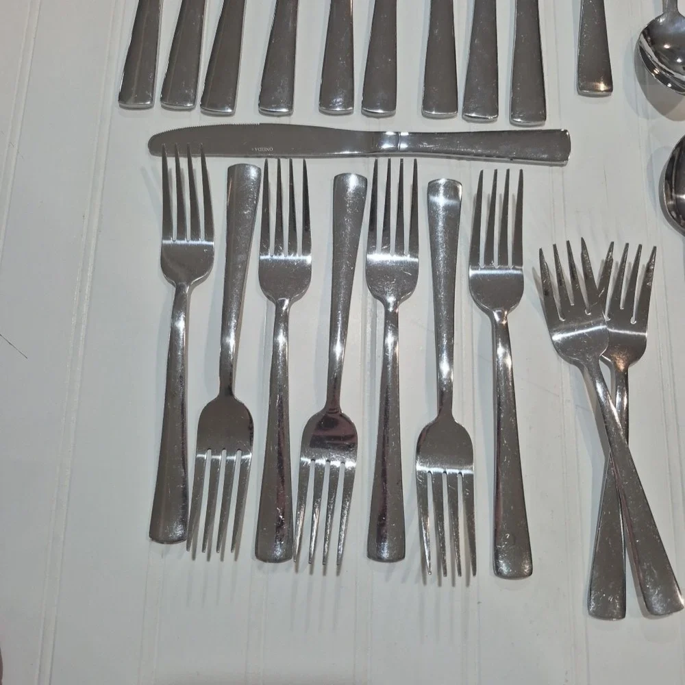 Oneida AVERY Stainless Glossy Silverware 40 pieces.