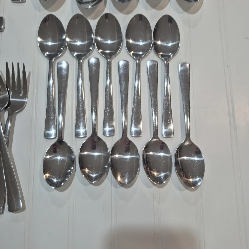 Oneida AVERY Stainless Glossy Silverware 40 pieces.
