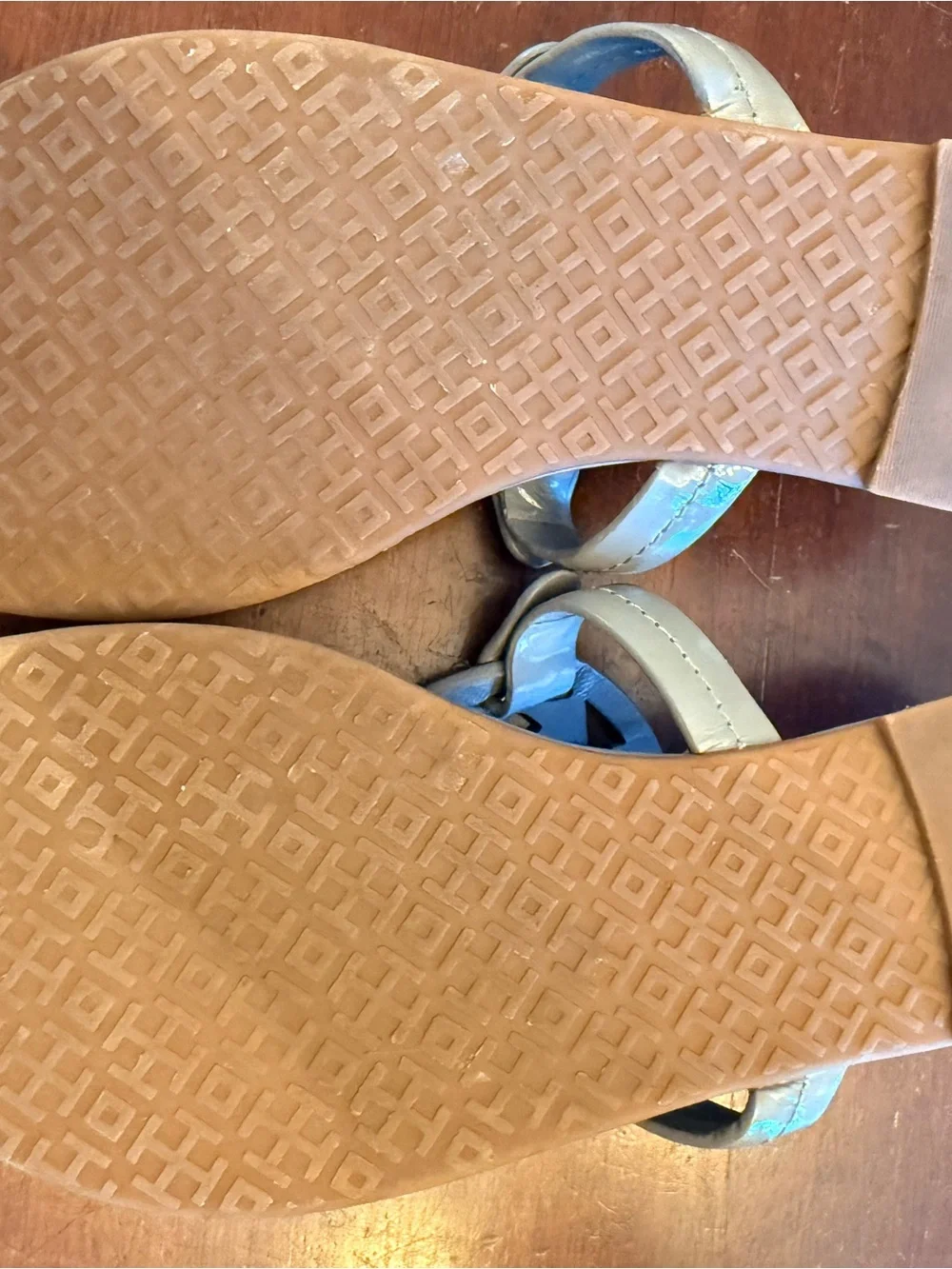 Tory Burch Patent Leather Thong Sandals in Grey