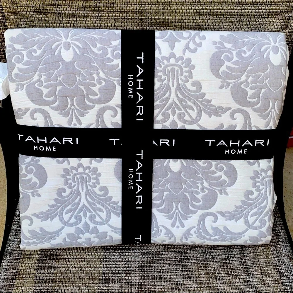 Tahari Hannah Matelasse Gray White Damask Reversible QUEEN Coverlet Quilt 92x92